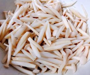 处理好的白玉菇沥干水份备用