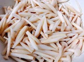 处理好的白玉菇沥干水份备用