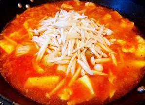 丸子煮至八成熟放入白玉菇改中火煮五分钟