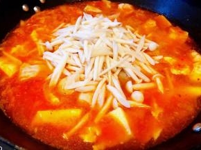 丸子煮至八成熟放入白玉菇改中火煮五分钟