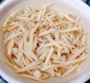 焯好水的白玉菇立即放入冷水中过凉冲洗几遍