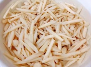 焯好水的白玉菇立即放入冷水中过凉冲洗几遍