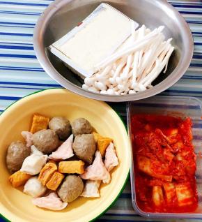 准备原材料豆腐、白玉菇、辣白菜、各种小丸子