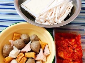 准备原材料豆腐、白玉菇、辣白菜、各种小丸子