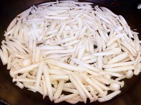 白玉菇洗净斜刀切段放入开水中焯水断生