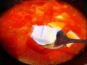 添加适量清水再依次放入豆腐大火煮起来