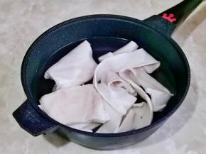 肉皮温水洗净，冷水下锅。