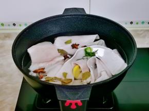 加入料酒，葱，姜，八角，香叶。