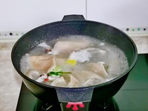 大火烧开，撇出浮末。煮2分钟捞出。