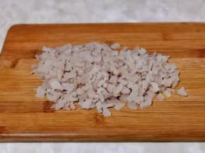 再切成肉皮丁。