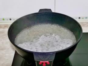 切好的肉皮丁倒入锅中加水烧开，煮两分钟。