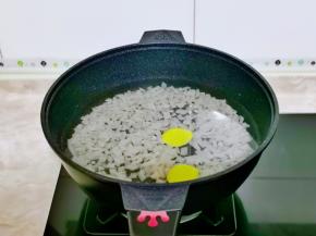 把水倒掉，换清水，加姜片。