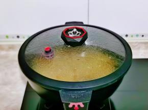 大火烧开，转小火慢熬，约1小时左右， 可以用筷子沾点汤汁，用手指捏一下，如果有粘手的感觉，那么就是可以了。