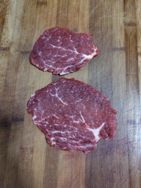 把牛肉上的筋膜剔除干净，顺着纹理横切成筷子厚度的厚片！