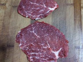 把牛肉上的筋膜剔除干净，顺着纹理横切成筷子厚度的厚片！