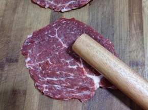 用锤子或者擀面杖把牛排敲打三分钟左右，把肉筋敲散，这样腌制出来的牛排才够鲜嫩，吃起来不会柴口！