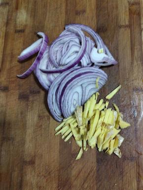 洋葱切成丝，生姜切成丝备用！