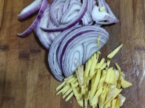 洋葱切成丝，生姜切成丝备用！