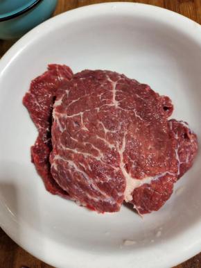 处理好的牛排放进碗里！