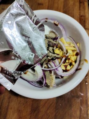 加入洋葱和姜丝去腥，再放入一些胡椒粉，蚝油，盐，生粉，嫩滑腌料(酵素)抓拌均匀！