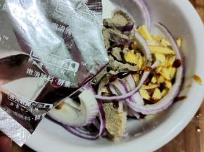 加入洋葱和姜丝去腥，再放入一些胡椒粉，蚝油，盐，生粉，嫩滑腌料(酵素)抓拌均匀！