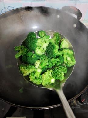 水开放入一勺盐，几滴油，放入西蓝花焯水，捞出控干水分备用！