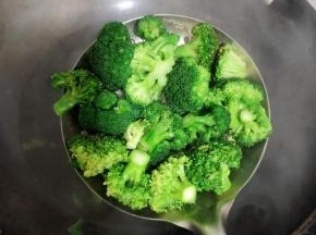 水开放入一勺盐，几滴油，放入西蓝花焯水，捞出控干水分备用！