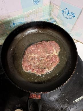 起锅烧油，放入腌制好的牛排，中小火煎！