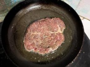 起锅烧油，放入腌制好的牛排，中小火煎！