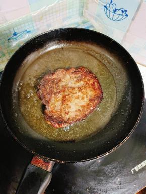 煎至两面金黄即可！(根据自己的喜好把牛排煎至七分熟或者全熟！)