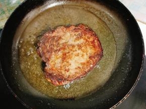 煎至两面金黄即可！(根据自己的喜好把牛排煎至七分熟或者全熟！)