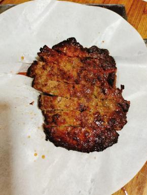 煎好的牛排切成小块！方便食用！