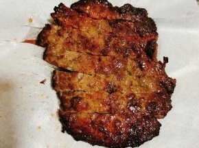 煎好的牛排切成小块！方便食用！