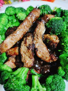 牛排放入盘中，淋上黑胡椒酱，周围摆上西蓝花即可食用！