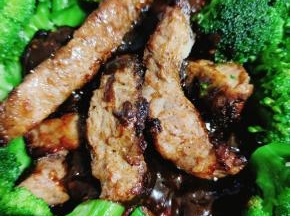 牛排放入盘中，淋上黑胡椒酱，周围摆上西蓝花即可食用！