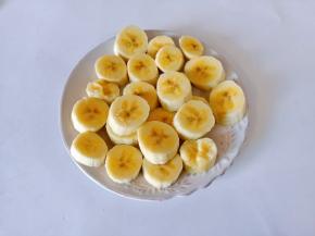 香蕉去皮，放砧板切成小段。