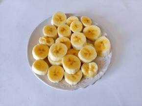 香蕉去皮，放砧板切成小段。