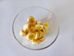 把香蕉放入玻璃容器里面。