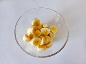 把香蕉放入玻璃容器里面。