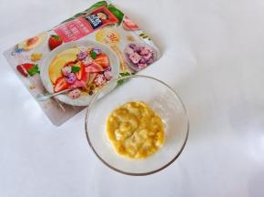 用小勺子或者戴上一次性手套把香蕉压成泥状。