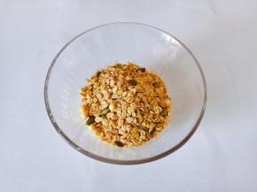 把桂格活菌麦果脆加入到香蕉糊里面。