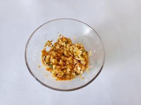 用勺子 搅拌均匀。