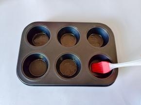 模具中刷上少许食用油。