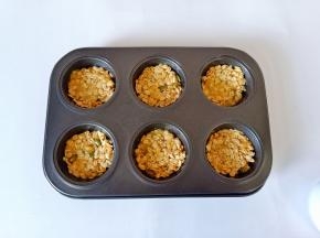 把拌好的燕麦糊盛入模具5分满。