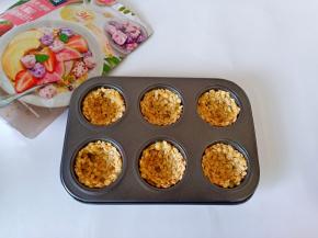 用小勺压出碗形状，不要压太薄。