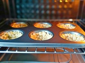 模具入烤箱中层，上下150度烤20分钟（烤箱温度及时间仅供参考，具体根据自家烤箱性温度来定）