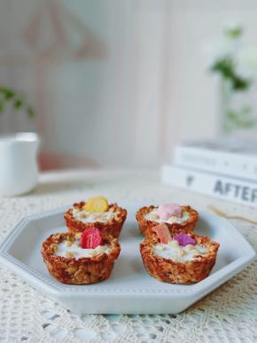 烤好的燕麦杯凉一会，再加入酸奶，别加太满，放桂格活菌麦果脆里面的水果与酸奶块，低脂低热量的燕麦酸奶杯就做好啦！