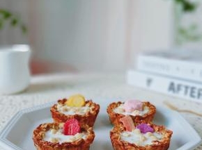 烤好的燕麦杯凉一会，再加入酸奶，别加太满，放桂格活菌麦果脆里面的水果与酸奶块，低脂低热量的燕麦酸奶杯就做好啦！