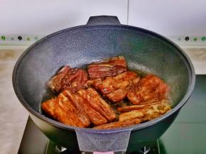 倒入蒲烧汁，大约2分钟左右。