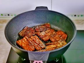 烧汁浓稠撒上熟白芝麻，即可关火。